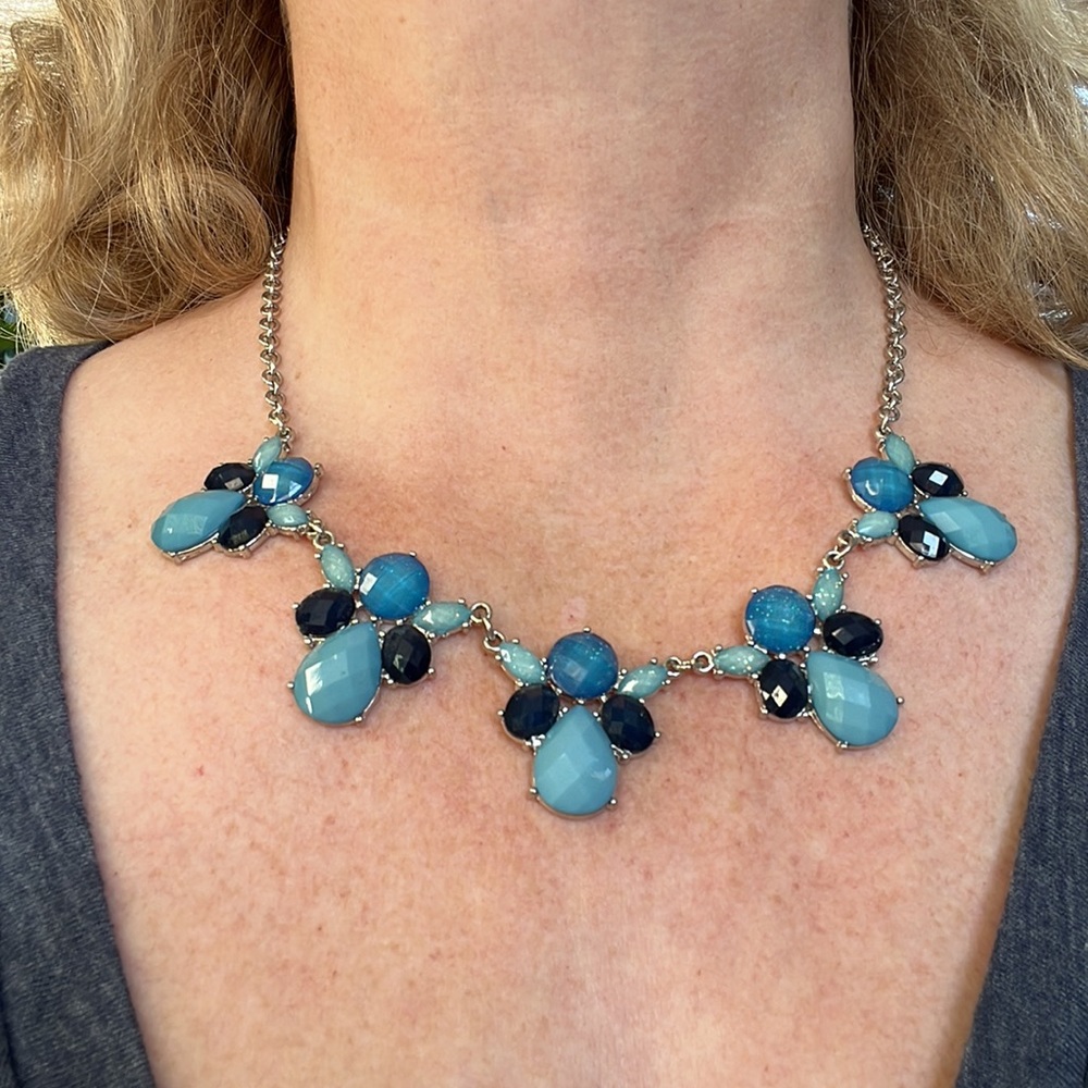 Charming Charlie 3 toned blue necklace on silver chain, costume jewelry